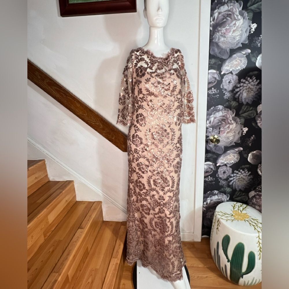 New BHLDN Tadashi Shoji Yvonne
Rose Gold
Sequined Lace Gown/ size 6 - Picture 3 of 8